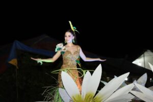Desfile de carros alegóricos llena de color y alegría las calles de Jonuta